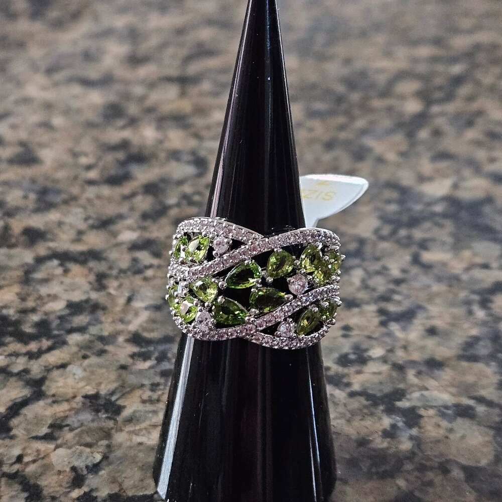 Bomb Party RG19734 "Velvety Petals" Peridot August Birthday Sz 7